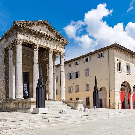 Апартаменти Four Waves New